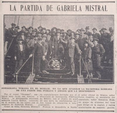 El Mercurio, Valparaíso, sábado 24 de junio de 1922. Se indica en el texto: “Fotografía tomada en el muelle en la que aparece la escritora rodeada de una parte del público y amigos que la despidieron”.