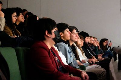 El público repletó los tres niveles de butacas disponibles en el Teatro Universidad de Chile, tras haber agotado en minutos las inscripciones hace unos días.