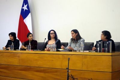 En la presentación participaron Catalina Lufín, Alejandra Araya, Antonella Estévez, Ximena Mariscal y Myriam Barahona.