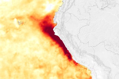 Anomalías en la temperatura de la superficie del océano Pacífico en América del Sur registradas el 4 de abril de 2023 con datos de MUR SST, de la NASA, y NOAA.