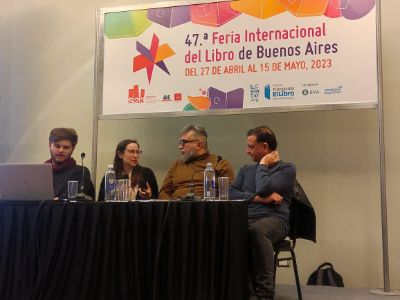  Evelyn Erlij participó como panelista en el encuentro “Contar el estallido”, junto a Juan Cristóbal Peña y Cristián Alarcón. 