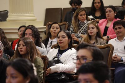 Las y los estudiantes visitaron el Salón de Honor de la Casa Central de la Universidad de Chile, en donde pudieron conocer más sobre su historia.