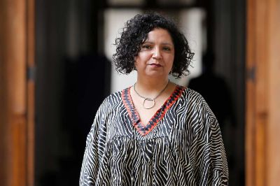 Claudia Zapata es la autora del título ganador “Intelectuales indígenas en Ecuador, Bolivia y Chile. Diferencia, colonialismo y anticolonialismo” (LOM Ediciones).