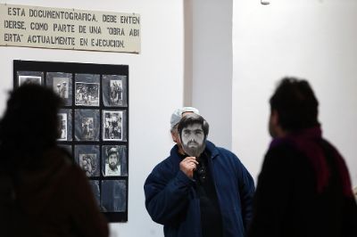 El autor de la obra y hermano de Alejandro Parada, Hernán Parada, destacó el apoyo brindado por la Universidad de Chile y el esfuerzo concreto que significó la puesta en marcha de este espacio artístico.