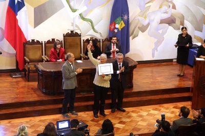 En la primera ceremonia el 11 de abril de 2018 en el Salón de Honor de la Casa Central de la Universidad de Chile se realizó la entrega de títulos póstumos de cien ex estudiantes.