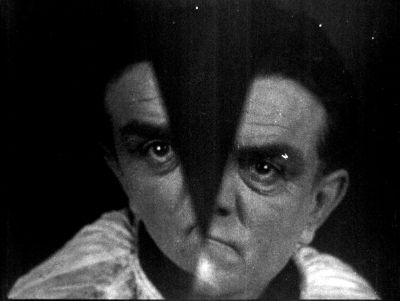 "La Concha y el Clérigo" (1928, 41 min), de Germaine Dulac, reconocido por muchos críticos como una obra fundadora del surrealismo cinematográfico, narra la historia de un reverendo perdido en un ambiente onírico.
