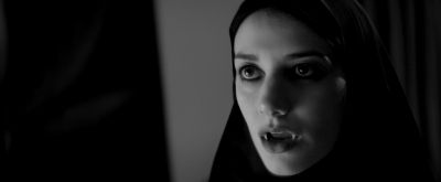 "Una chica camina sola a casa de noche" (2014, 104 min), de Ana Lily Amirpour, nos lleva a la ciudad fantasma iraní de Bad City, donde una solitaria vampira, vestida con chador, deambula en busca de alimento y compañía.