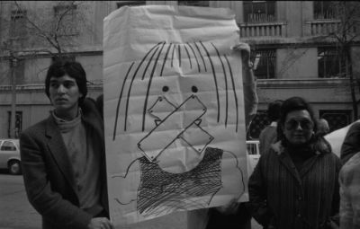 Protesta en contra de la censura al diario Fortín Mapocho. Fondo Marcela Briones. Foto: Marcela Briones / Gentileza del Museo de la Memoria y los Derechos Humanos.