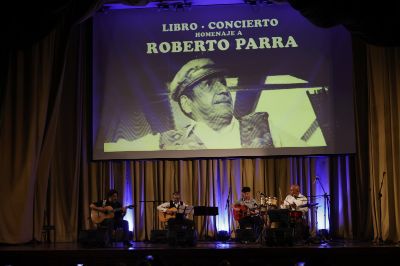 El cierre se dio en compañía de las y los músicos encargados de musicalizar el icónico montaje “La Negra Ester” con las décimas de Roberto Parra Sandoval.