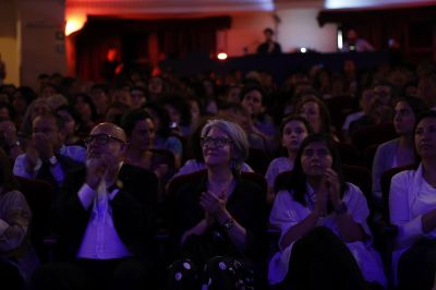 La actividad se llevó a cabo a las 19:00 hrs en el Teatro Municipal de Valparaíso, con entrada gratuita y abierta al público, logrando una masiva convocatoria de más de 600 personas.