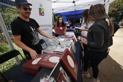 La Feria comunitaria abierta las y los vecinos del Parque El Litre, dispuso una liberación de libros para las y los asistentes.