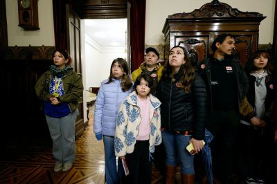La Casa Central de la Universidad de Chile, abrió sus puertas este domingo 26 de mayo para recibir a cerca de mil visitantes.