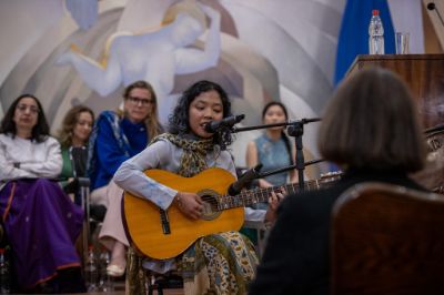 Annecy Nur Medina, hija del Embajador de Indonesia, recitó "El musgo".