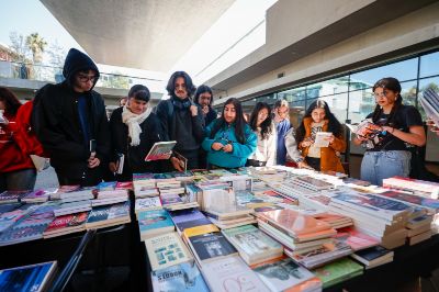 En los puestos estuvieron presentes stand de distintas unidades académicas de la Universidad de Chile, como también de la Editorial Universitaria, LOM Ediciones, Alquimia, Fondo de Cultura Económica y Editorial USACH. 