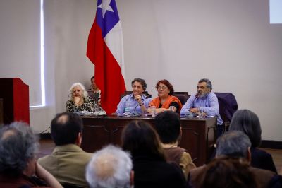 El espacio contempló una mesa de conversación encabezada por el también autor de “Traición a la Patria”, Mauricio Weibel; la Premio Nacional de Periodismo 2019, Mónica González; y el director de CIPER, Pedro Ramírez.