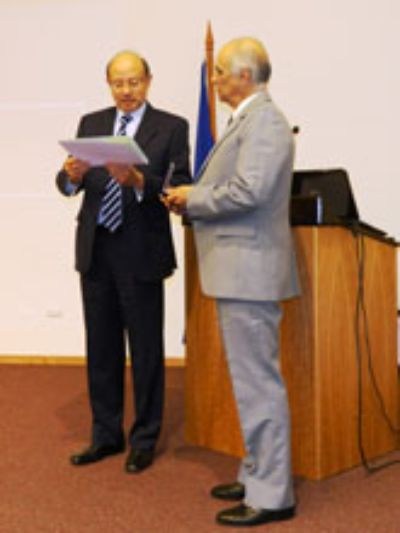 El Prof. Gabino Reginato recibió la medalla y un diploma recordatorio, de manos del Decano(s) Schwartz.