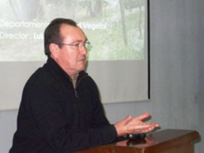 El Prof. Luis Sazo se refirió a la "Estrategia de manejo de la Lobesia en especies frutales y parrones domésticos", además de analizar los "Hospederos y formas de dispersión de la plaga".