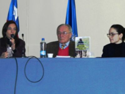 María Carolina Feito, junto a los profesores Roberto Hernández y Sofía Boza. 