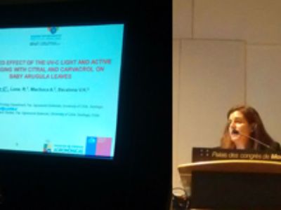 La Dra., Char presentando el trabajo "Combined effect of the UV-C light and active packaging with citral and carvacrol on baby arugula leaves". 