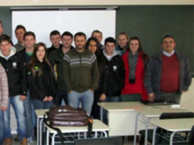 El profesor Morales junto a los alumnos de las carreras de Agronomía e Ingeniería Agrícola asistentes a la charla.