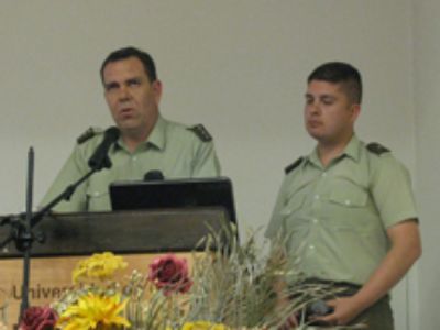 Los Carabineros Franz Bohle y Andrés Said, de la 41ª Comisaría de La Pintana, entregaron consejos de prevención de delitos.