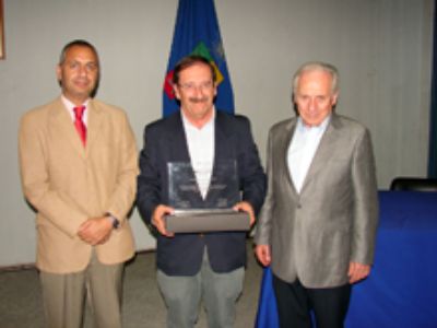 El Gerente de Desarrollo Comercial, Pablo Lama; el Profesor Manuel Casanova quién fue en representación de Marco Pfeiffer, y el Decano Neira.