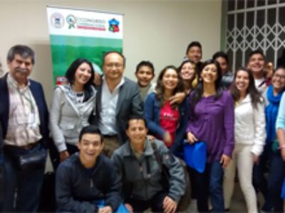 Profesor Escalona junto a sus egresados Ruth Luna e Ivés Yoplac (Perú) y estudiantes que asistieron al congreso en Ribamba (Escuela Superior Politécnica de Chimborazo).