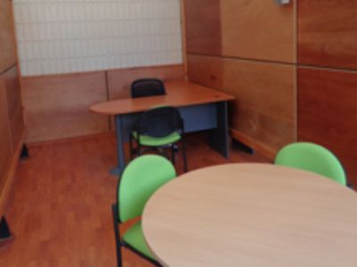 El espacio cuenta con cuatro cubículos para los docentes junto con pequeños espacios para reuniones grupales y una sala de gran tamaño para los estudiantes.