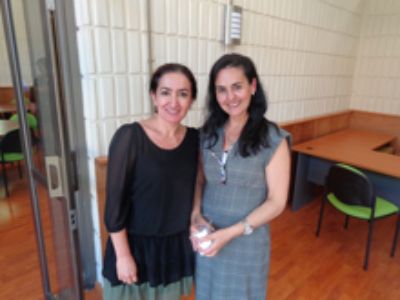 La Directora de Extensión, Profesora Carmen Prieto, Junto a la Jefa de la UGAD, Sra. Loreto Cánaves.
