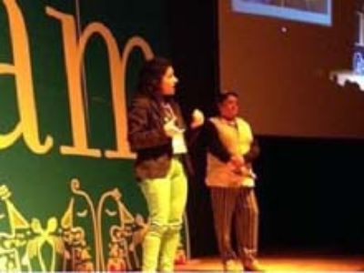 Prof. Maruja Cortés y Ximena Soto, representante de la organización Domo Peuma, durante su presentación en Ñam Valdivia.