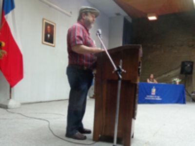 El Vicedecano de la Facultad de ciencias Agronómicas, Profesor Carlos Muñoz, presidió la Ceremonia de entrega de diplomas, en representación del Decano Roberto Neira.