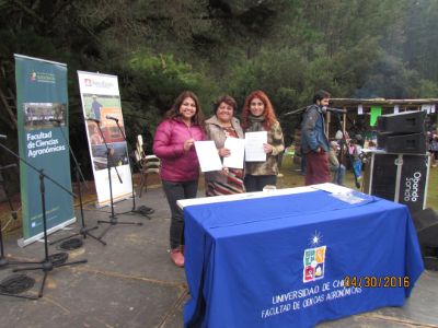 Alcaldesa Ximena Soto y profesora Maruja Cortés, en firma convenio coejecución del proyecto.
