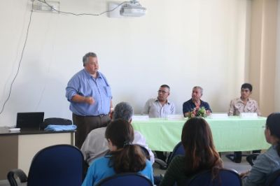 El prof., Marcos Mora impartiendo el curso "Administración Agrícola y Emprendimiento" 