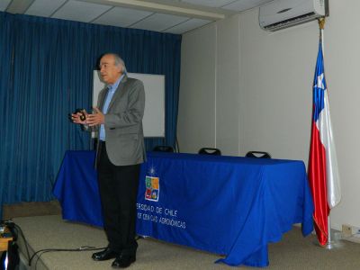El Profesor de la Universidad de Chile Fernando Santibañez introdujo y problematizó el encuentro con una exposición que abordó una visión global de la agricultura.