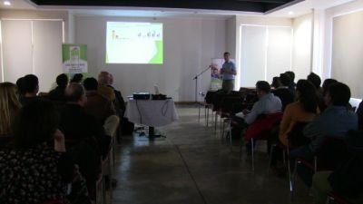 Profesor Jurij Wacyk exponiendo el tema Nutrición en Peces de un Sistema Acuapónico.