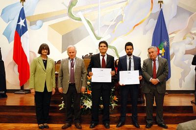 Los  profesores galardonados fueron acompañados por la Vicerrectora Rosa Devés, el Decano Roberto Neira y el Rector Ennio Vivaldi.