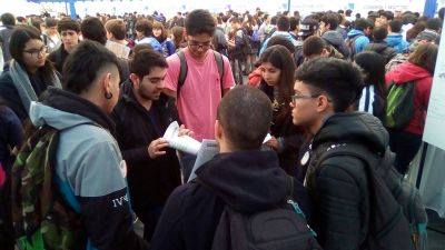 Una masiva participación tuvo la Primera Feria de invierno 2017 de orientación al Postulante realizada en la Facultad de Ciencias Físicas y Matemáticas de la Universidad de Chile. 