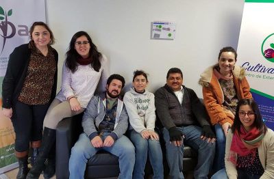 El Profesor Arturo Martínez con el equipo del Nepad en la Facultad de Ciencias Agronómicas.