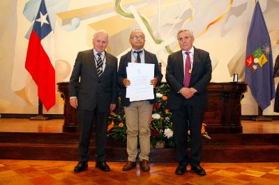 El Profesor Víctor Escalona recibió la medalla que lo enviste como Profesor Titular por parte del Rector Ennio Vivaldi, el Decano Roberto Neira.