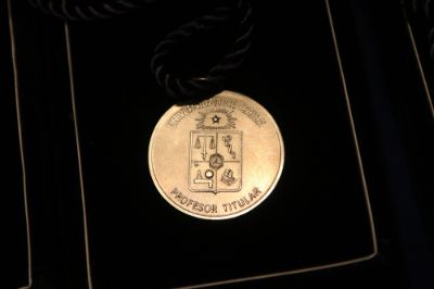 La Medalla que condecora a los Profesores Titulares de la Universidad de Chile.