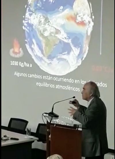 El académico Dr. Fernando Santibáñez, experto en cambio climático, dictó la charla denominada sobre "La desertificación, la silenciosa devastación de la Naturaleza".