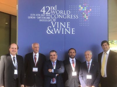 Delegación de Chile ante la Asamblea de la OIV en Ginebra en que se presentó a Chile como el organizador de la versión 43 del Congreso Mundial 