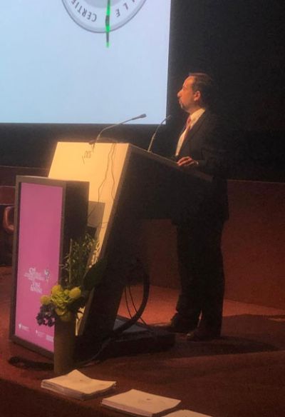 Prof. Alvaro Peña presentando ante la Asamblea General de la OIV a Chile como sede del Congreso Mundial de la Vid y el Vino.