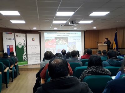 Dr. Richard Bastías, Universidad de Concepción, en su charla sobre el Uso de coberturas en cerezos