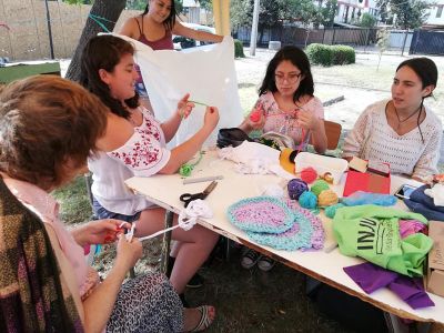 Alumnos del Taller de Vinculación Territorial 2018, realizando taller sobre tejido con bolsas plásticas.