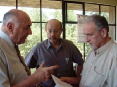El Decano Antonio Lizana junto al Vicedecano Marco Schwartz se interiorizan del proceso a través del Secretario de Estudios, Claudio Fernández.