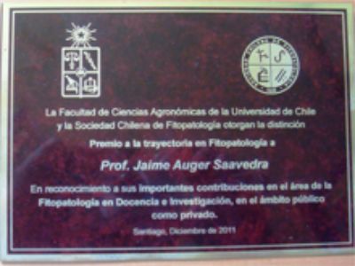 Galardón entregado al Prof. Jaime Auger S., en reconocimiento a su trayectoria en Fitopatología