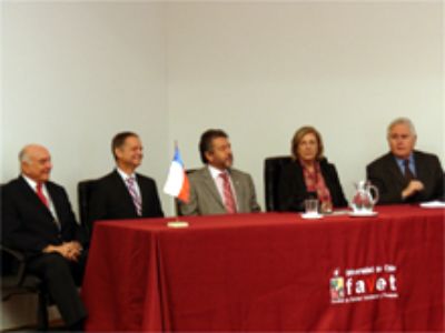 Decanos Campus Sur; Dr. Antonio Lizana,Dr. Javier Gonzáles, y Dr. Santiago Urcelay junto a la Dra. Magdalena Araya, Directora del INTA y el Sr. Fernando Bas, Director de FIA.
