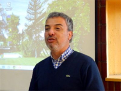 El Prof. Juan Manuel Uribe M. jefe de la Carrera de IRNR.