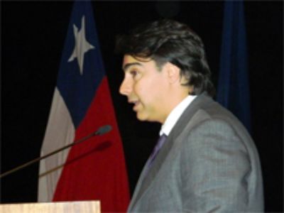 El candidato Marco Enríquez Ominami durante su presentación en el foro.